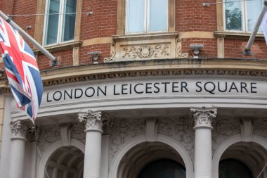 Londra 'daki Leicester Meydanı girişinde ön planda bir İngiliz bayrağı vardı..
