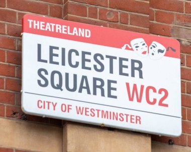 Londra 'nın sembolik tiyatro alanındaki Leicester Meydanı sokak tabelasına yakın çekim. Westminster şehrinde yer almaktadır..