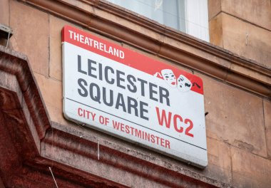 Westminster City 'deki Londra Tiyatrosu' ndaki Leicester Meydanı sokak tabelasının yakınında..