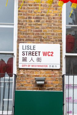 Londra 'nın Çin Mahallesi, Westminster' daki Lisle Caddesi 'ndeki sokak tabelası. Tabelada hem İngilizce hem de Çince metin yer alıyor..