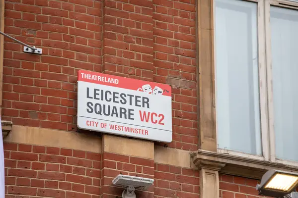 Westminster, Londra 'daki Leicester Meydanı' nın sokak tabelası. Eğlence ve kültürle bilinen ikonik konum.