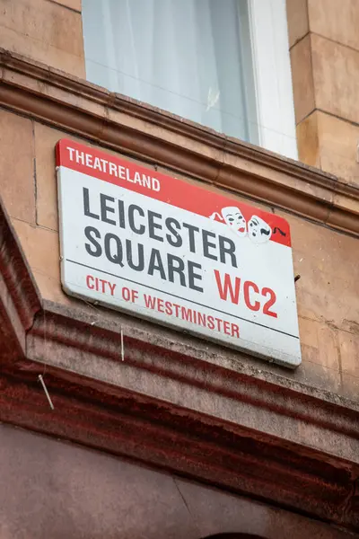 Londra Tiyatrosu 'ndaki Leicester Meydanı sokak tabelasının yakınında. Westminster şehrinde, canlı kültürel sahneleriyle tanınıyor..