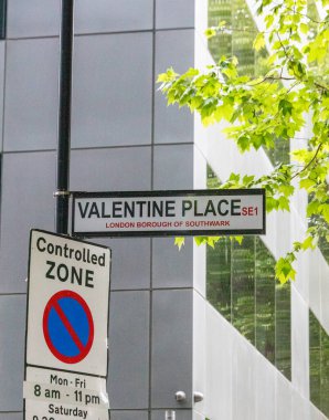 Londra, Southwark 'taki Valentine Place' de sokak ve trafik işaretleri..