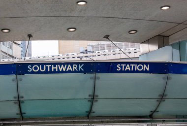 Londra metrosundaki Southwark İstasyonu tabelası. Londra 'da mavi işaretli modern yapı.