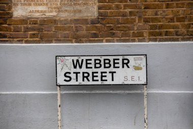 Webber Sokağı tabelasının Londra, İngiltere 'deki tuğla bir duvara yakın çekimi. Özellikler klasik metin plaketi.