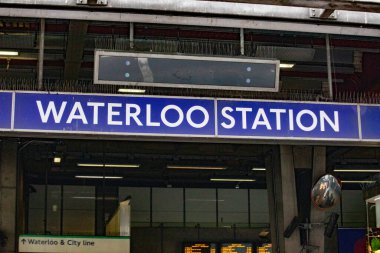 Londra, İngiltere 'deki Waterloo İstasyonu giriş tabelasının yakın çekim görüntüsü. İşaret, istasyon adını belirgin bir şekilde gösterir.