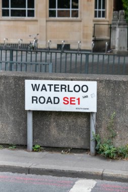 Güney Şeria, Londra 'da Waterloo Yolu SE1 tabelası, beton bir arka planda..