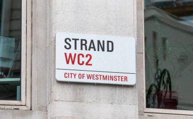 Westminster, Londra 'daki Strand sokak tabelasına yakın çekim.