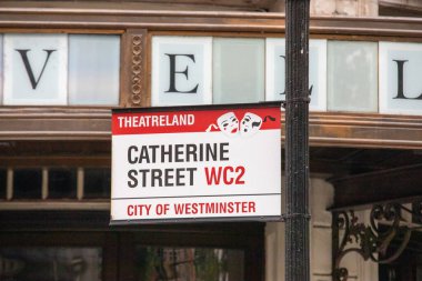 Westminster, Londra 'daki Catherine Street tabelasına yakın çekim. İkonik drama maskeleri tasvir edildi.
