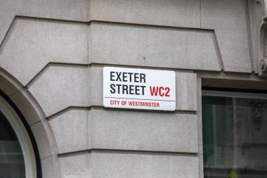 Londra 'nın Westminster şehrindeki Exeter Caddesi' nin sokak tabelası. Kentsel mimari ayrıntı.