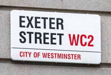Londra 'nın Westminster şehrinde Exeter Sokağı tabelasına yakın çekim.