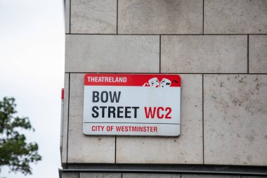 Westminster, Londra 'daki Bow Street' in sokak tabelası. Canlı kırmızı ve beyaz tasarım.