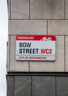 Londra 'nın Westminster şehrindeki Bow Street WC2' nin sokak tabelası..