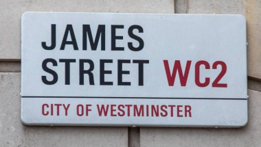 Londra 'nın Westminster şehrindeki James Street tabelasına yakın çekim. İşaret WC2 posta kodunu gösterir.