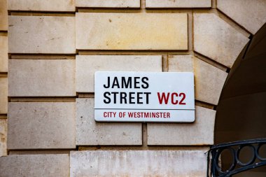 Westminster, Londra 'daki James Caddesi için sokak tabelası. Tuğla duvar arkaplanı şehir dokusu ekler.