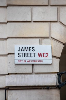 James Street WC2 tabelasına yakın çekim Westminster, Londra 'da bir tuğla duvarda.