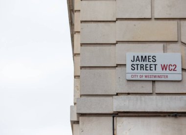 Londra, Westminster City 'deki taştan bir binanın James Caddesi tabelasına yakın çekim..