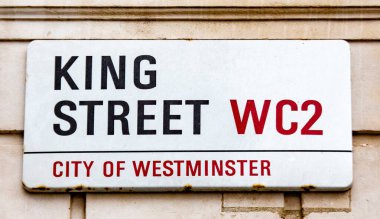 Londra 'nın Westminster şehrinde King Street WC2 için sokak tabelası. Tabelanın taştan bir duvara bakan görüntüsü açık..