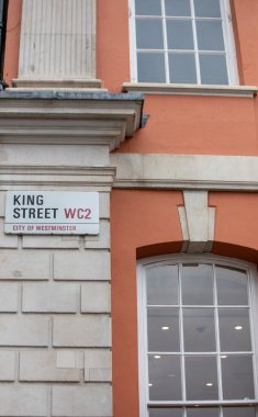 Londra, Westminster 'daki tarihi bir binada King Street WC2 tabelasına yakın çekim..