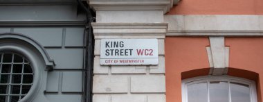 King Caddesi, WC2, Westminster City, Londra 'daki sokak tabelası. Arkaplanda mimari ayrıntı.
