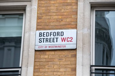 Londra 'nın Westminster şehrinde Bedford Caddesi' nin sokak tabelası..