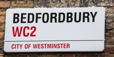 Londra 'nın Westminster şehrindeki Bedfordbury sokak tabelasının yakınında..