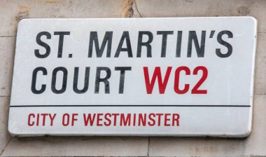 Westminster, Londra 'daki St. Martin Adliyesi' nin sokak tabelasına yakın çekim..