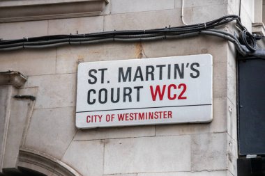 Westminster, Londra 'daki St. Martin Sarayı' nın sokak tabelası. Şehir manzarası.