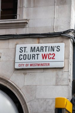 Westminster, Londra 'daki St. Martin' s Court sokak tabelasına yakın çekim..