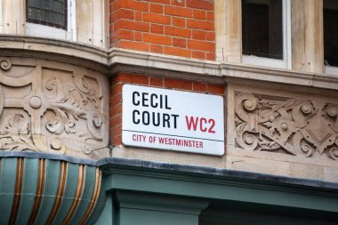 Londra Westminster bölgesindeki Cecil Court için sokak tabelası. Bir Londra binasının mimari detayları.
