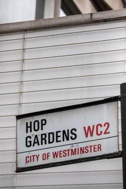Westminster, Londra 'daki Hop Gardens sokak tabelasına yakın çekim..