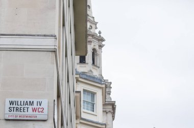 IV. William Sokağı sokak tabelası, WC2 Westminster, Londra 'da. Klasik mimari ayrıntılar arka planda görünür.