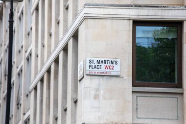 Westminster, Londra 'daki St. Martin' s Place için sokak tabelası. Taş bina cephesinde yakalanmış..
