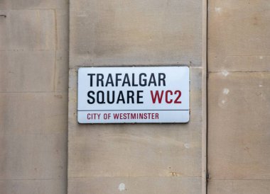 Westminster, Londra 'daki Trafalgar Meydanı' nın sokak tabelası taştan bir duvarda..