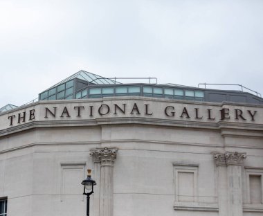 Londra 'daki Ulusal Galeri' nin ön cephe ve tabelalarının bulutlu bir görüntüsü..