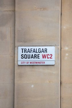 Westminster, Londra 'da, Trafalgar Meydanı tabelasının yakınında..