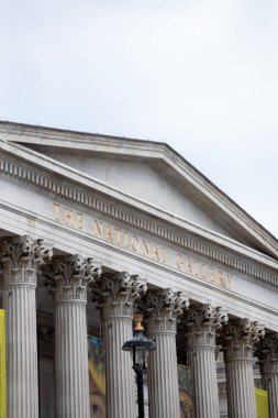Londra, İngiltere 'deki Korint sütunlarının yer aldığı Ulusal Galeri cephesinin yakın çekimi.