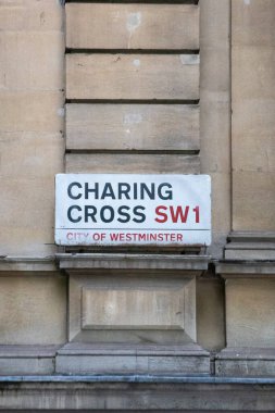 Westminster 'daki Charing Cross sokak tabelasına yakın çekim, Londra' daki ikonik bölgeyi yakalıyor..