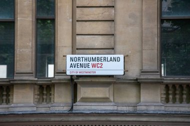 Westminster, Londra 'daki Northumberland Bulvarı' nın sokak tabelası. Arka planda görünen tarihi mimari.