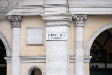Strand WC2 sokak tabelasının yakınındaki Westminster, Londra 'da klasik bir binada..