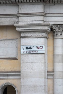 Westminster, Londra 'da klasik mimari bir binada Strand WC2 için sokak tabelası..