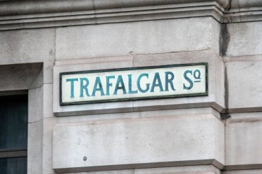 Londra 'da, Trafalgar Meydanı levhasının yakınında bir taş duvarda. Klasik mimari detay.