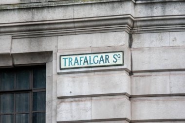 Londra 'daki taş bina cephesindeki Trafalgar Meydanı tabelasına yakın çekim..