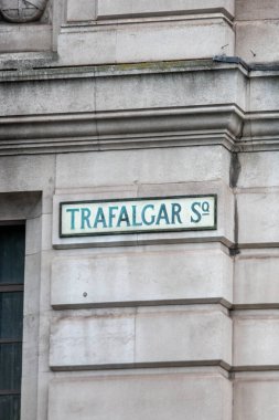 Londra 'da taş bir bina duvarına Trafalgar Meydanı tabelası asılmış..