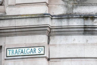 Londra 'da, Trafalgar Meydanı sokak tabelasına yakın çekim..
