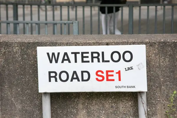 Londra 'nın Güney Şeria bölgesindeki Waterloo Yolu levhasının yakınında. Şehir ayarları.