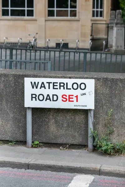 Güney Şeria, Londra 'da Waterloo Yolu SE1 tabelası, beton bir arka planda..