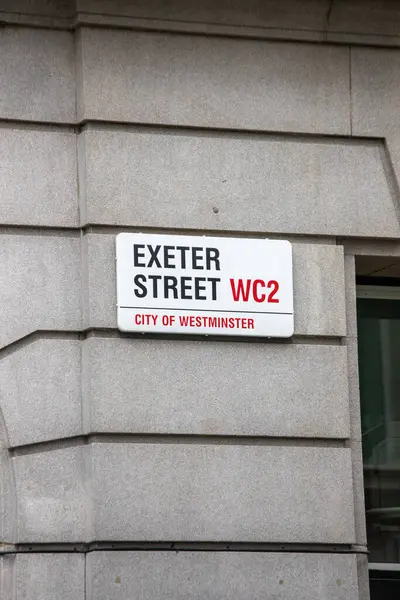 Londra 'nın Westminster şehrindeki Exeter Caddesi' nin sokak tabelası. Modern bir taş duvara yerleştirilmiş..