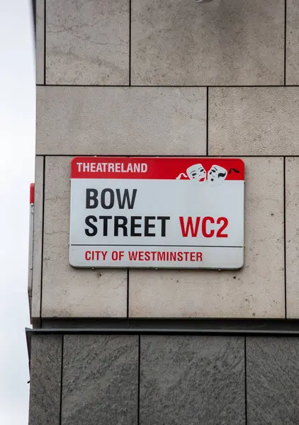 Londra 'nın Westminster şehrindeki Bow Street WC2' nin sokak tabelası..