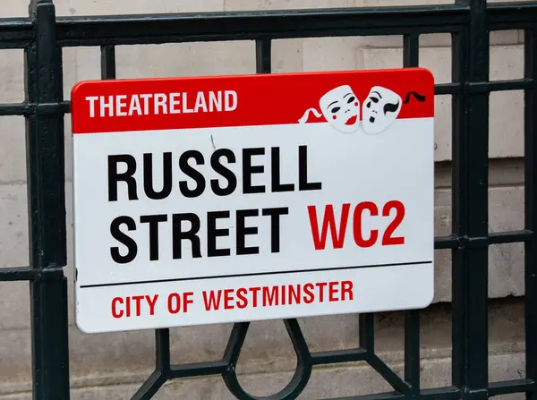 Westminster, Londra 'daki Russell Sokağı için sokak tabelası. İkonik tiyatro maskeleri tasvir edildi.